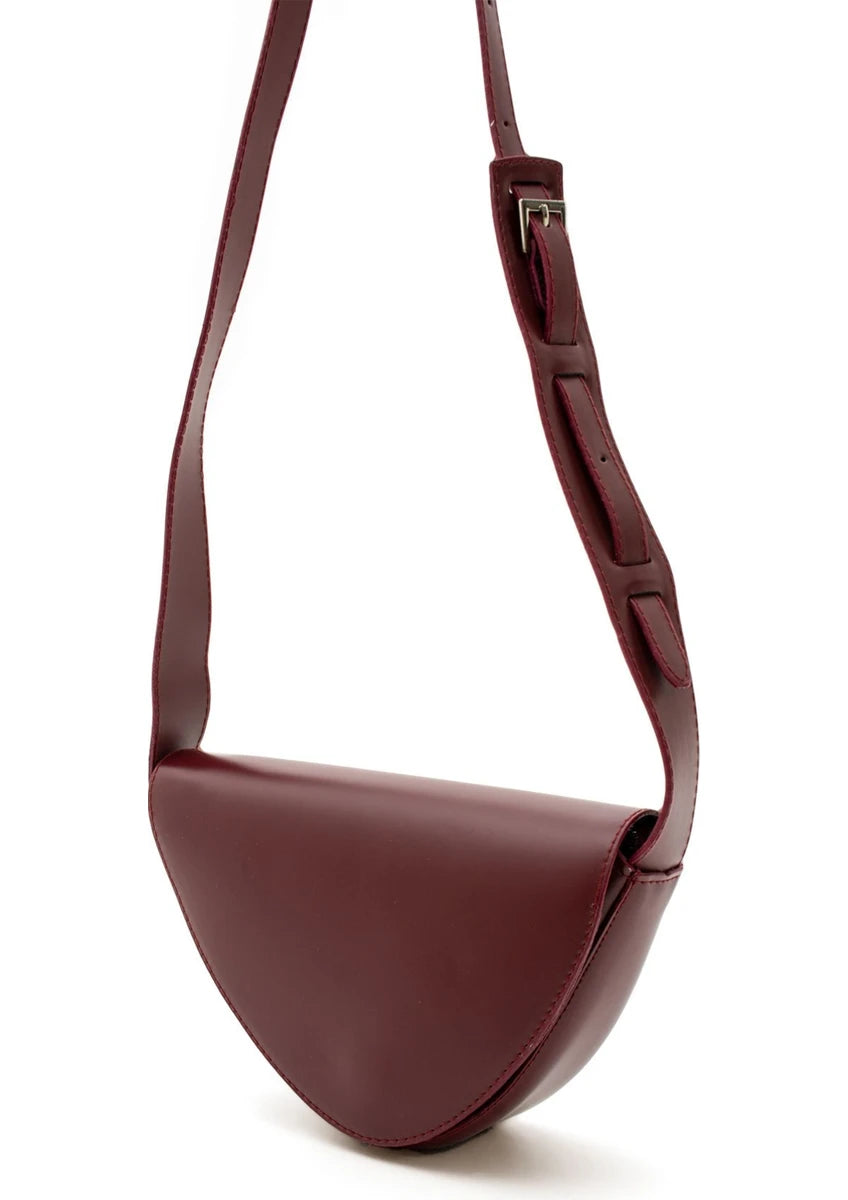 Kadın Asimetrik Oriyon Mıknatıs Kapamalı Ayarlanabilir Kol Detaylı Omuz Çantası